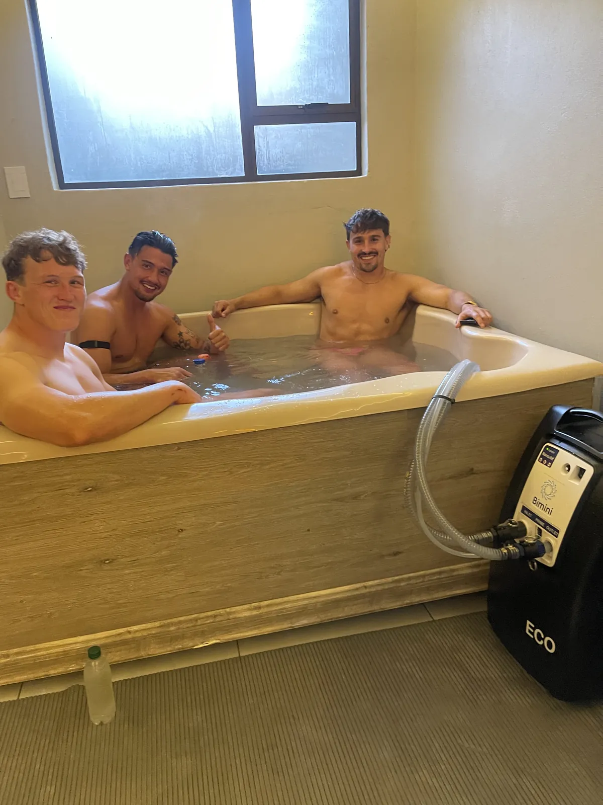 England Rugby players in oxygen hydrotherapy at the Botthms Wellness Hub